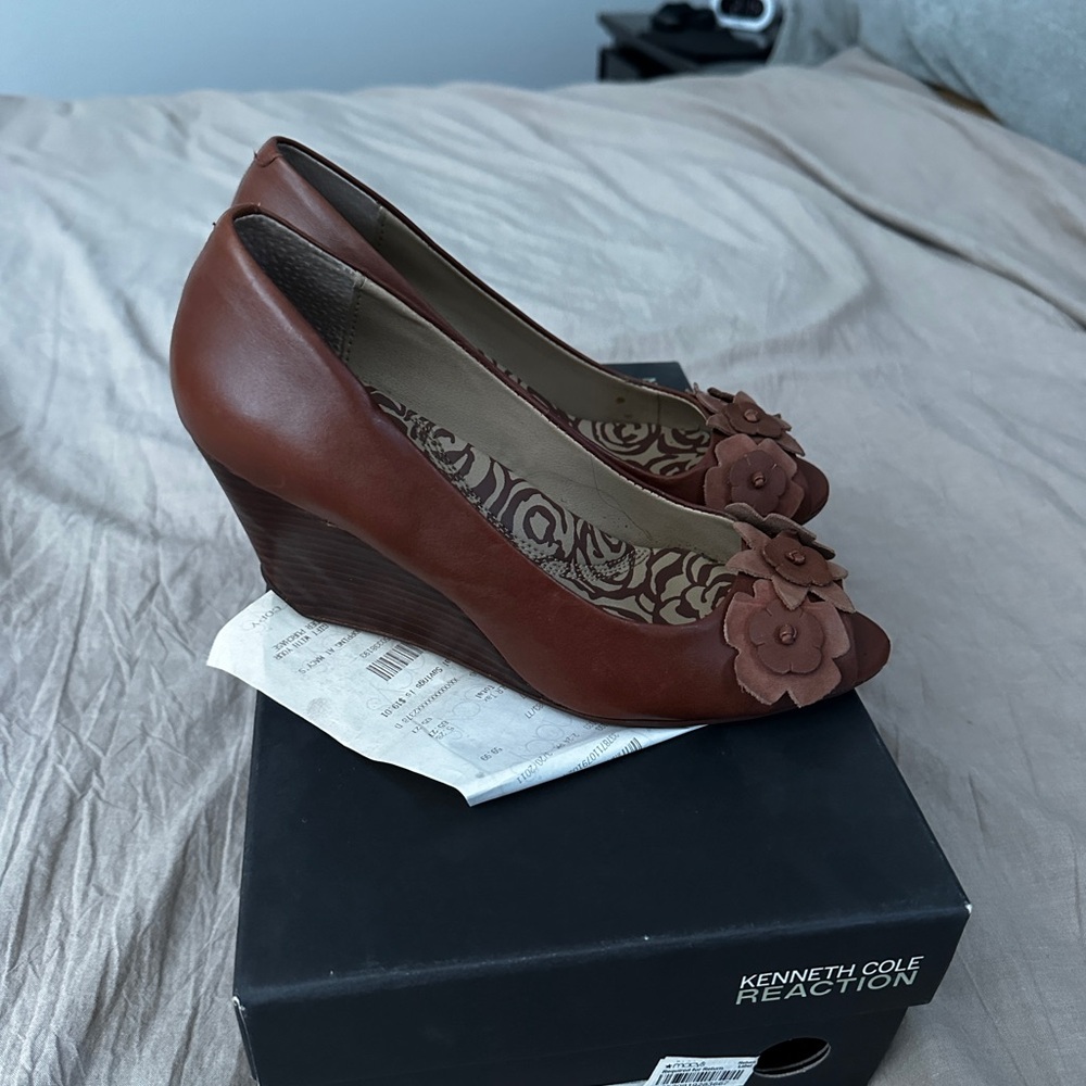 Kenneth Cole Reaction Floral Brown Wedges